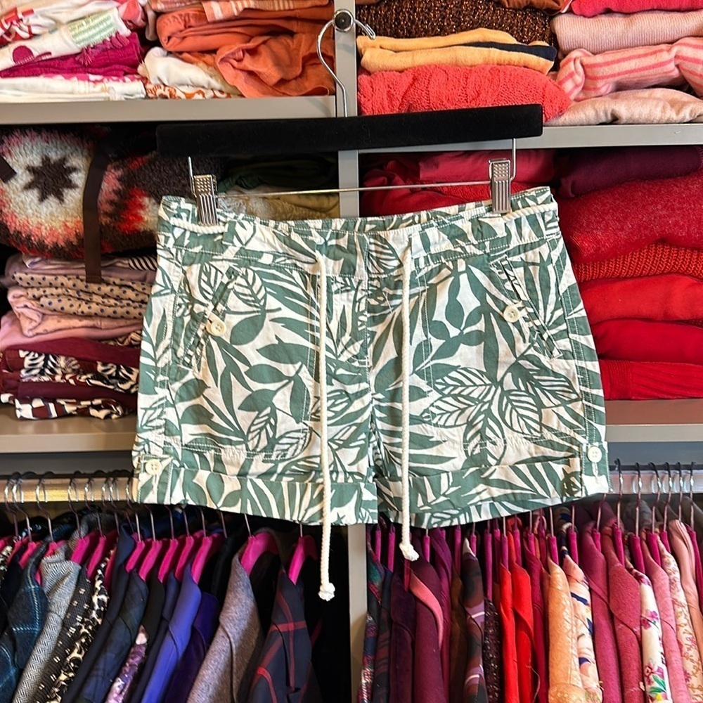 Loft size 00 (fits like 0-2) 3 1/2” white with green leaves shorts​